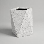 beton-prizma-saksi-beyaz-terrazzo-renk